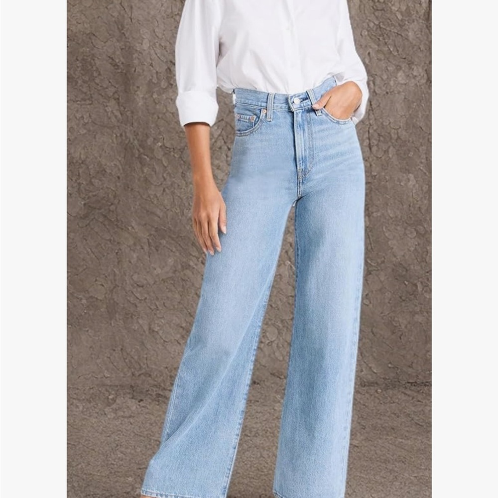 Levi's Ribcage Wide Leg Jeans in light blue! EUC.